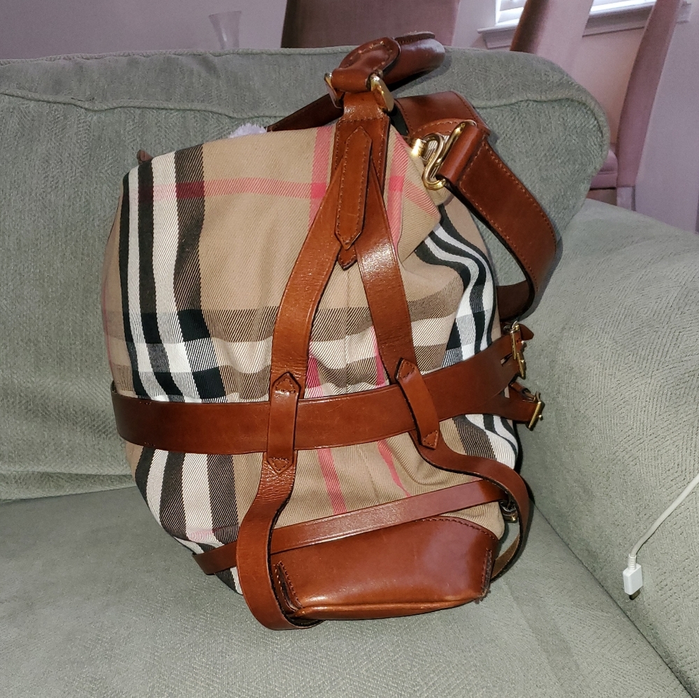 Burberry - Picture 2 of 4